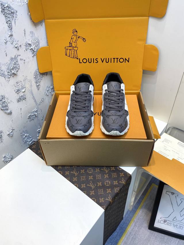 P： Louis Vuitton，路易威登新款休闲鞋！ 鞋面采用进口牛皮科技布 拼接透气 网布内里版型时尚 动感十足超轻lv原版大底上脚舒适 简洁大方 休闲运动